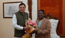 देहरादून में सीएम धामी ने राष्ट्रपति से की शिष्टाचार भेंट, देवभूमि में स्वागत किया
