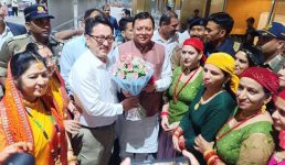 सीएम धामी पहुंचे मुंबई, प्रवासी उत्तराखंडियों द्वारा किया गया भव्य स्वागत