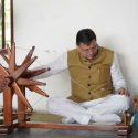 सीएम धामी ने अहमदाबाद गांधी आश्रम में चलाया चरखा, राष्ट्रपिता को किया याद, कहा बचपन से गांधी जी से रहे हैं प्रेरित
