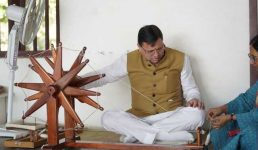 सीएम धामी ने अहमदाबाद गांधी आश्रम में चलाया चरखा, राष्ट्रपिता को किया याद, कहा बचपन से गांधी जी से रहे हैं प्रेरित