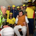 सीएम धामी ने सुरंग में फंसे मजदूरों से बात की, वी के सिंह भी रहे मौजूद