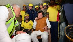 सीएम धामी ने सुरंग में फंसे मजदूरों से बात की, वी के सिंह भी रहे मौजूद
