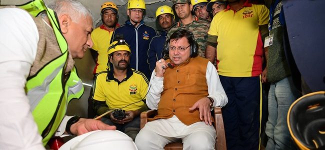 सीएम धामी ने सुरंग में फंसे मजदूरों से बात की, वी के सिंह भी रहे मौजूद सीएम धामी ने सुरंग में फंसे मजदूरों से बात की, वी के सिंह भी रहे मौजूद