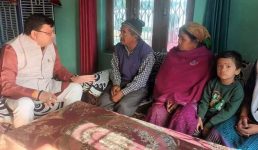सीएम धामी ने सिल्क्यारा टनल में फंसे टनकपुर के छीनिगोठ निवासी पुष्कर सिंह एरी के घर जाकर उनके परिजनों से मुलाकात की, कहा सरकार प्रत्येक मजदूर की सुरक्षा को लेकर प्रतिबद्ध