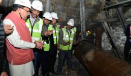 सीएम धामी ने सिलक्यारा टनल रेस्क्यू ऑपरेशन का जायजा लिया, मैन्युअल डिगिंग कर रहे श्रमिकों से वार्ता कर उनका हौसला बढ़ाया