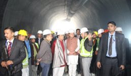 उत्तरकाशी टनल घटनास्थल पर पहुंचे केन्द्रीय मंत्री गडकरी, कहा मजदूरों की जान बचाकर उन्हें बाहर निकालना सर्वोच्च प्राथमिकता