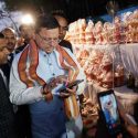मुख्यमंत्री ने कुम्हार मंडी क्षेत्र का किया भ्रमण, मिट्टी के दिये क्रय कर किया डिजिटल माध्यम से भुगतान