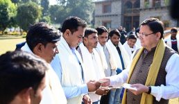 सिलक्यारा रेस्क्यू ऑपरेशन में अहम भूमिका निभाने वाले 12 रैट माइनर्स सम्मानित, मुख्यमंत्री ने दिए 50-50 हजार रूपये के चेक