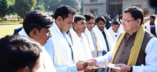 सिलक्यारा रेस्क्यू ऑपरेशन में अहम भूमिका निभाने वाले 12 रैट माइनर्स सम्मानित, मुख्यमंत्री ने दिए 50-50 हजार रूपये के चेक सिलक्यारा रेस्क्यू ऑपरेशन में अहम भूमिका निभाने वाले 12 रैट माइनर्स सम्मानित, मुख्यमंत्री ने दिए 50-50 हजार रूपये के चेक