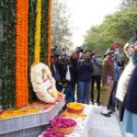 सीएम धामी ने विजय दिवस पर सैनिक आश्रितों के लिए की महत्वपूर्ण घोषणा, शहीद स्मारक पर पुष्प चक्र अर्पित कर शहीदों को श्रद्धांजलि दी