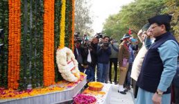 सीएम धामी ने विजय दिवस पर सैनिक आश्रितों के लिए की महत्वपूर्ण घोषणा, शहीद स्मारक पर पुष्प चक्र अर्पित कर शहीदों को श्रद्धांजलि दी