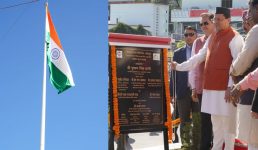 Dehradun News दिलाराम बाजार में स्थापित हुआ 100 फीट ऊंचा राष्ट्रीय ध्वज, सीएम धामी ने किया लोकार्पण