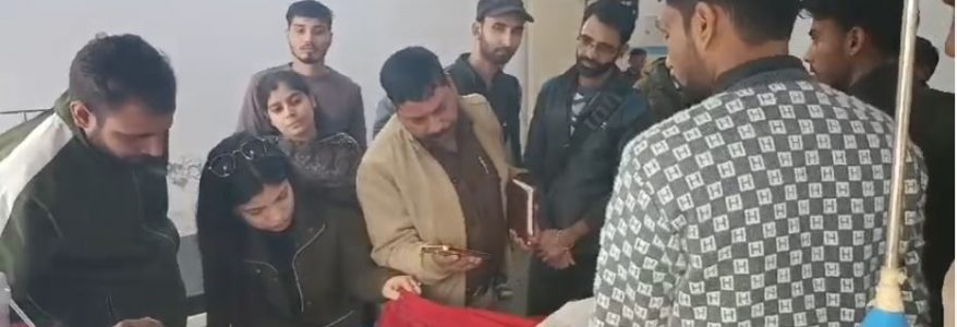 Uttarakhand कोर्ट परिसर में युवती ने खाया जहर, अस्पताल में भर्ती Uttarakhand कोर्ट परिसर में युवती ने खाया जहर, अस्पताल में भर्ती