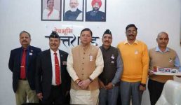सशस्त्र सेना झंडा दिवस, सीएम धामी को लगाया फ्लैग, सीएम ने लोगों से सशस्त्र सेना झंडा दिवस कोष में योगदान देने की अपील की