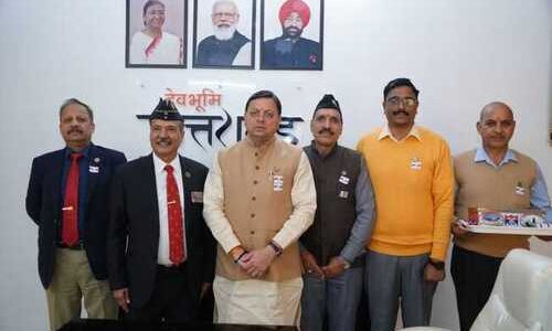 सशस्त्र सेना झंडा दिवस, सीएम धामी को लगाया फ्लैग, सीएम ने लोगों से सशस्त्र सेना झंडा दिवस कोष में योगदान देने की अपील की
