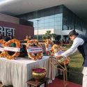 सीएम धामी ने जम्मू-कश्मीर में शहीद सैनिकों के पार्थिव शरीर पर पुष्पचक्र अर्पित कर श्रद्धांजलि दी, कहा शहीदों को देश हमेशा याद रखेगा