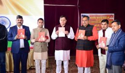सीएम धामी ने पीएम मोदी का मन की बात कार्यक्रम सुना, पुस्तक ‘मन की बात-सकारात्मक संवाद से सशक्त भारत’ का विमोचन भी किया