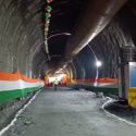 Uttarakhand यहां पहाड़ के नीचे 2 किमी लंबी टनल हुई आर-पार, सुरंग में लगे वन्दे मातरम् के नारे, इसमें दौड़ेगी रेल