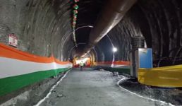 Uttarakhand यहां पहाड़ के नीचे 2 किमी लंबी टनल हुई आर-पार, सुरंग में लगे वन्दे मातरम् के नारे, इसमें दौड़ेगी रेल