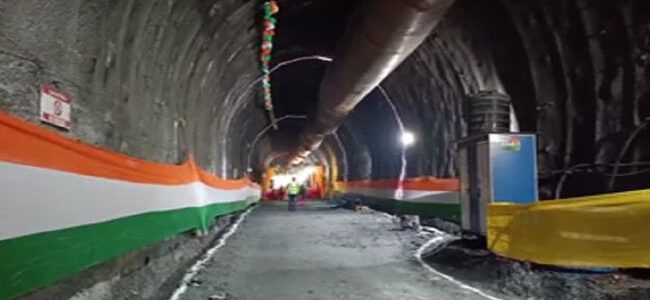 Uttarakhand यहां पहाड़ के नीचे 2 किमी लंबी टनल हुई आर-पार, सुरंग में लगे वन्दे मातरम् के नारे, इसमें दौड़ेगी रेल Uttarakhand यहां पहाड़ के नीचे 2 किमी लंबी टनल हुई आर-पार, सुरंग में लगे वन्दे मातरम् के नारे, इसमें दौड़ेगी रेल
