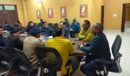 वाहन चालकों की देशव्यापी हड़ताल के मद्देनजर डीएम ने ली बैठक, अधिकारियों से कहा किसी भी दशा में आवश्यक वस्तुओं की आपूर्ति बाधित न हो