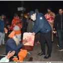 हरिद्वार में जिलाधिकारी ने निराश्रित, बेसहारा लोगों को बांटे कम्बल, शहर में अलावों का भी निरीक्षण किया