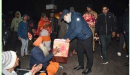 हरिद्वार में जिलाधिकारी ने निराश्रित, बेसहारा लोगों को बांटे कम्बल, शहर में अलावों का भी निरीक्षण किया
