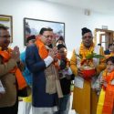 प्राण प्रतिष्ठा समारोह से पूर्व अक्षत वितरण टोली ने सीएम धामी को निमंत्रण पत्रक सौंपा