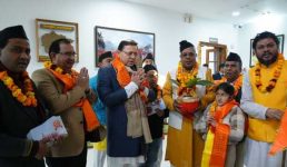 प्राण प्रतिष्ठा समारोह से पूर्व अक्षत वितरण टोली ने सीएम धामी को निमंत्रण पत्रक सौंपा