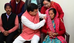 सीएम धामी जम्मू कश्मीर में शहीद हुए रातीघाट निवासी  लांस नायक संजय बिष्ट के घर पहुंचे, कहा शहीद के परिवार को जल्द मिलेगी नौकरी