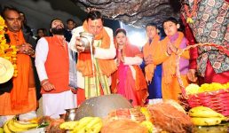 अयोध्या में प्रभु श्री रामलला की प्राण प्रतिष्ठा के अवसर पर मुख्यमंत्री धामी ने टपकेश्वर से वर्चुअल दर्शन कर प्रभु श्रीराम से प्रदेश की सुख-समृद्धि और खुशहाली की प्रार्थना की