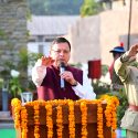 गणतंत्र दिवस 2024, सीएम धामी ने मुख्यमंत्री आवास में राष्ट्रीय ध्वज फहराया, सभी को संविधान की उद्देशिका की शपथ दिलाई