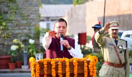 गणतंत्र दिवस 2024, सीएम धामी ने मुख्यमंत्री आवास में राष्ट्रीय ध्वज फहराया, सभी को संविधान की उद्देशिका की शपथ दिलाई