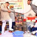 Rudraprayag सीएम धामी ने ब्वै, ब्वारी, नौनी कौथिग के दौरान महिलाओं संग बनाया चौलाई से तैयार महाप्रसाद, महिलाओं संग साझा की बचपन की यादें