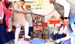 Rudraprayag सीएम धामी ने ब्वै, ब्वारी, नौनी कौथिग के दौरान महिलाओं संग बनाया चौलाई से तैयार महाप्रसाद, महिलाओं संग साझा की बचपन की यादें