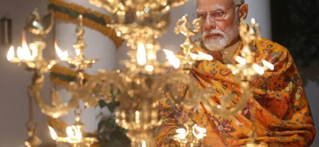 तस्वीरें : अयोध्या में भगवान राम प्राण प्रतिष्ठा के बाद शाम को पीएम मोदी ने प्रज्वलित की राम ज्योति