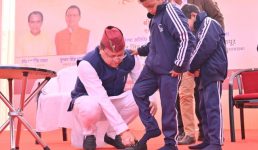 जब-जब मिलता है मौका, बच्चों पर खूब प्यार लुटाते हैं सीएम धामी﻿, एक लोकार्पण समारोह में कुछ इस तरह नजर आए सीएम धामी