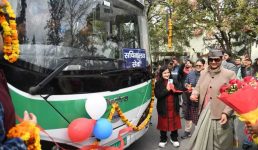 Dehradun News इन सरकारी कर्मचारियों के आवागमन के लिए इलेक्ट्रिक बस की व्यवस्था, मुख्य सचिव ने किया उद्घाटन