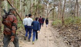 Uttarakhand यहां बंदूक के साये में पूरी सुरक्षा के साथ स्कूल जा रहे हैं बच्चे, कारण जानिए
