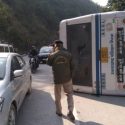 Uttarakhand बीच सड़क पर अनियंत्रित होकर पलट गई बस, करीब 35 यात्री थे सवार