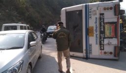 Uttarakhand बीच सड़क पर अनियंत्रित होकर पलट गई बस, करीब 35 यात्री थे सवार