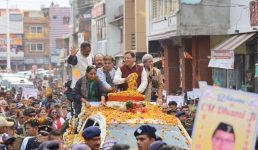मुख्यमंत्री ने लाभार्थी सम्मान समारोह में विभिन्न विभागों की योजनाओं से जुड़े हुए 43 लाभार्थियों को किया सम्मानित, कोटद्वार स्थित गब्बर सिंह कैंप के पास पुल बनाने की की गई घोषणा