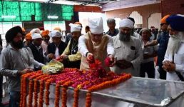 सीएम धामी ने नानकमत्ता के डेरा प्रमुख तरसेम सिंह के पार्थिव शरीर पर पुष्पांजलि अर्पित की, पुलिस को दिए हत्यारों को गिरफ्तार करने के निर्देश