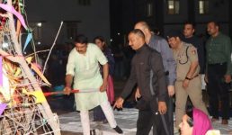 देहरादून पुलिस लाइन में एसएसपी ने किया होलिका दहन, उपस्थित अधिकारियों और कर्मचारियों को गुलाल लगाकर होली की शुभकामनाएं दी