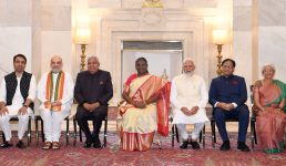 पूर्व प्रधानमंत्री चौधरी चरण सिंह, नरसिम्हा राव और एम. एस. स्वामीनाथन, कर्पूरी ठाकुर को भारत रत्न, राष्ट्रपति ने प्रदान किये