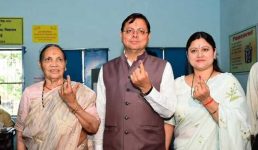 सीएम धामी ने परिवार के साथ किया मतदान, कुलदेवी के मंदिर में पहुंचकर आशीर्वाद भी लिया