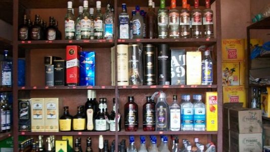 नैनीताल जिले में अगर महंगी मिल रही है शराब, तो प्रशासन ने आपके लिए जारी किया है हेल्पलाइन नंबर