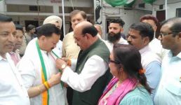 कांग्रेस के स्टार प्रचारक नदारद, राहुल गांधी की रैली भी स्थगित, बैज पहनाकर तेज किया अभियान