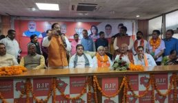 कांग्रेस स्टार प्रचारक दिनेश अग्रवाल ने समर्थकों सहित थामा बीजेपी का दामन, कल ही कांग्रेस से दिया था त्यागपत्र