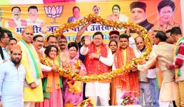 मुख्यमंत्री ने डिग्री कॉलेज मैदान चिन्यालीसौड़, उत्तरकाशी में आयोजित जनसभा को किया संबोधित, कहा पीएम मोदी ने हर कदम पर उत्तराखंड का साथ दिया है, अब हर उत्तराखंडवासी उनका साथ देगा